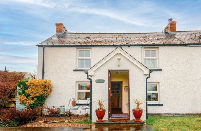 BWTHYN GYNON, pet friendly, character holiday cottage in Goodwick