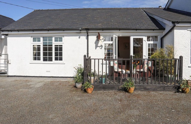 BWTHYN RHOS Y GAER, character holiday cottage in Llanfachraeth