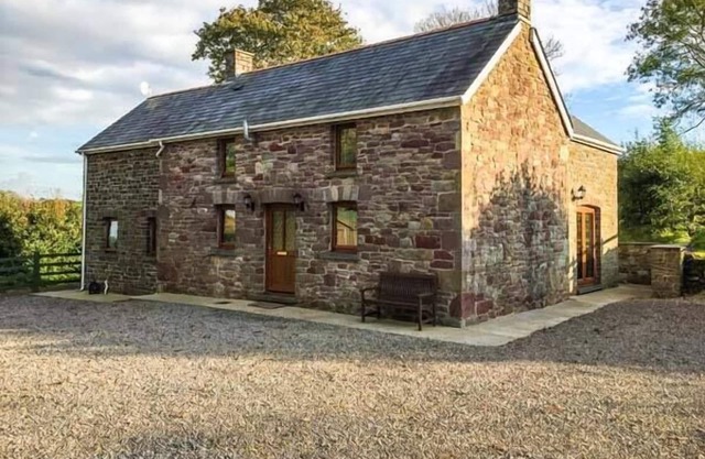 BWTHYN TRECOED, family friendly, with a garden in St Clears