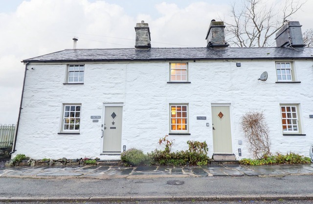 BWTHYN Y BUGAIL, pet friendly, with open fire in Blaenau Ffestiniog