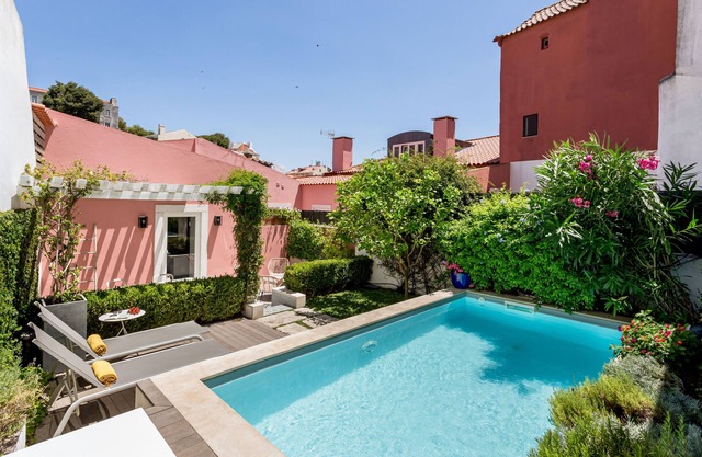 By the Castle | LUXURIOUS, PRIVATE GARDEN & HEATED SWIMMING POOL