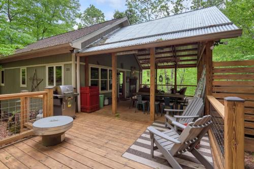 By The New River - Hot Tub - Fireplace - Covered Porch