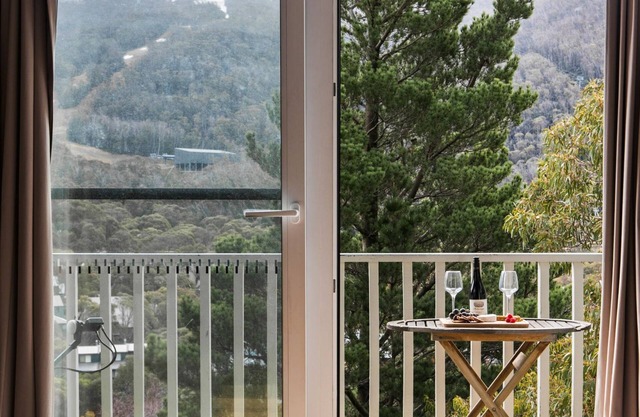 Byadbo 10 is a newly refurbished two-bedroom apartment in Thredbo.