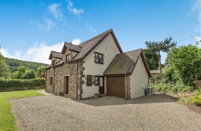 BYNE BROOK COTTAGE, pet friendly, with a garden in Strefford