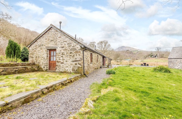 BYTHYN DDOL HAFOD, pet friendly, with open fire in Capel Curig