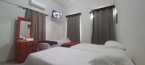 Céntrica habitación con balcón para 3 personas con baño exclusivo en pasillo
