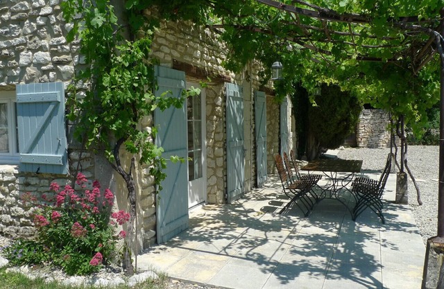 Côté Sud, charming stone gîte with private swimming pool, Drôme