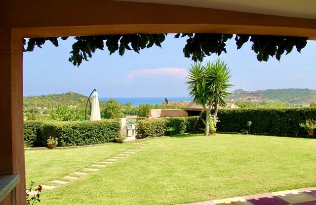 C - Beautiful apartment with garden and sea view