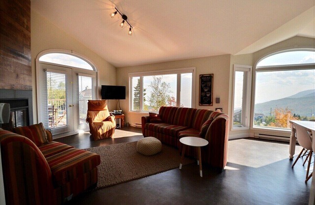 Condo 63: Serene Upper Floor with Terrace & BBQ