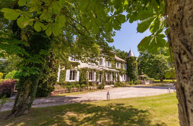 Château des Ayes * lodging wedding seminar restaurant