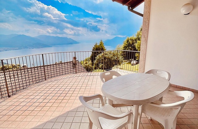Cà Sulà, large detached house with garden and beautiful lake view