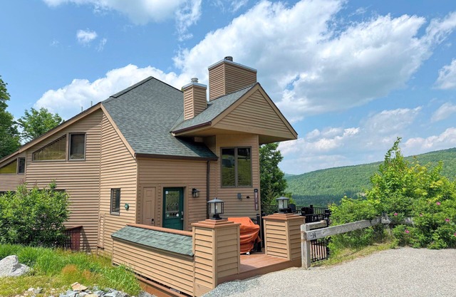 C14 Bretton Woods ski-in ski-out with hot tub! Great views, Pool/gym passes