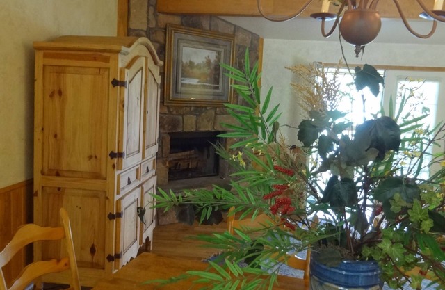 C16, Two bedroom, two bath, log-sided Harbor North luxury cottage with hot tub overlooking Lake Ouachita. by RedAwning
