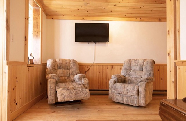 C7 - Cozy Lakeside Cottage in Temiskaming Shores
