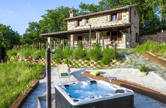 Ca Berna Marcheholiday, villa with a heated whirlpool tub