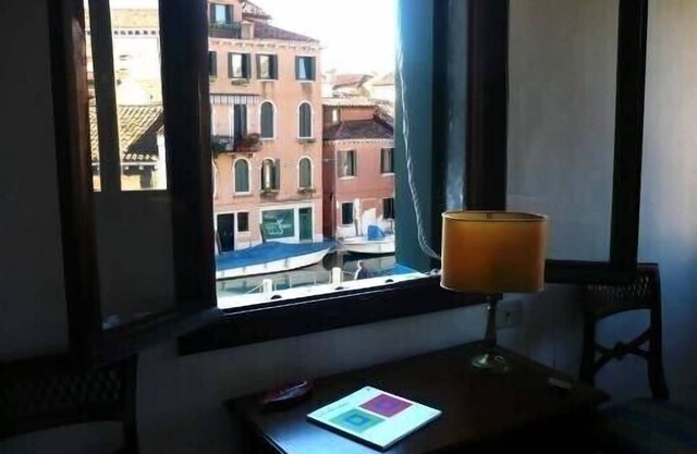 CA 'DEL PONTE - bright apartment with stunning views over the canal
