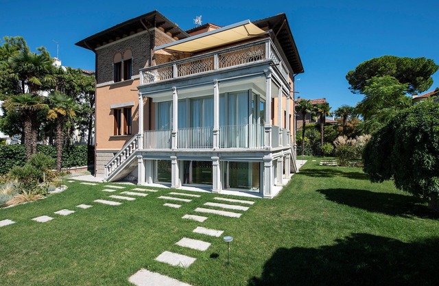 Ca' delle Contesse - entire Liberty style villa on lagoon with private docking