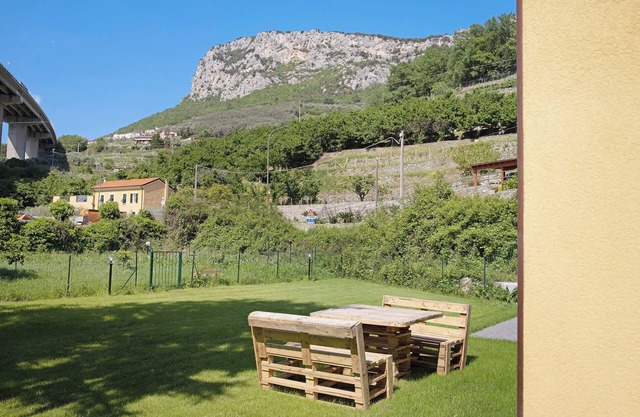 Ca di perti Apartment 2 with Wi-Fi, Terrace & Garden