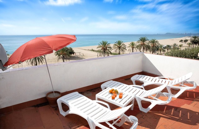 CA L'ORTÍ - BIG HOUSE FOR 14, TWO STEPS FROM THE BEACH AND 15 MIN FROM BARCELONA