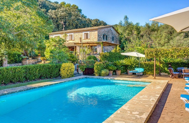 “Ca les Estamenyes” close to the Sea, Wi-Fi, A/C, Terrace, Garden & Pool; Parking Available