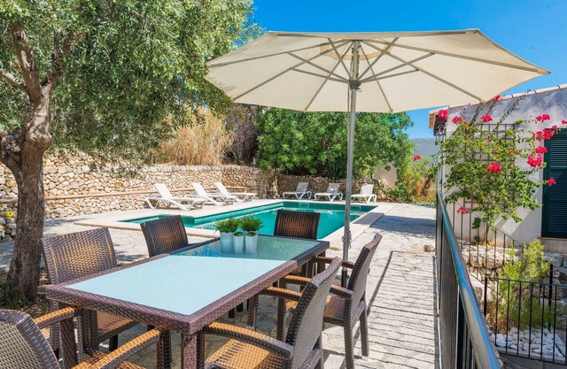 CA N'ABRINES - Beautiful and traditional townhouse with private pool near the mountains. F