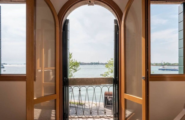 Ca' Nicoletto, flat on the Lido with a splendid view of the lagoon