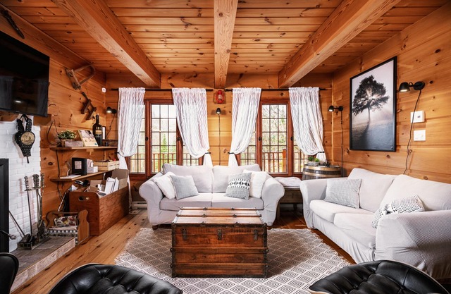 Laurentian wood cabin - king size suite - 4 season hot tub - Full playroom