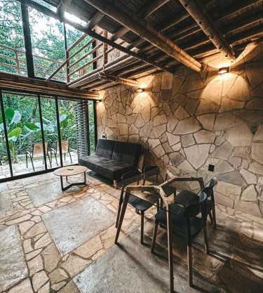 Cabaña de piedra y bambú en la selva