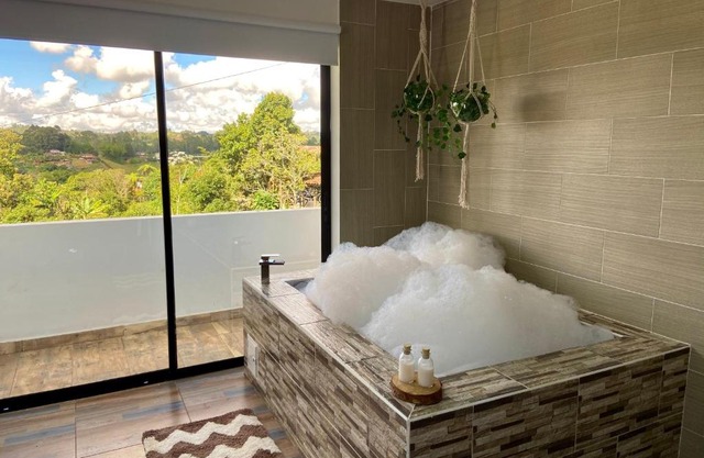 Cabañas con jacuzzi y chimenea - Casa Floral, Marinilla