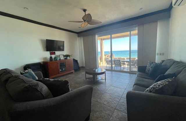 Caballo De Mar Beach House - 3 bedroom/3 bathroom house right on the beach