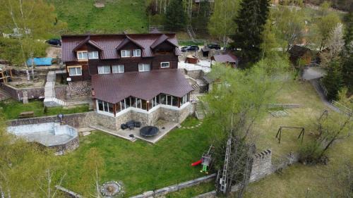 Cabana Floare de stâncă Retezat cu Ciubar in pădure