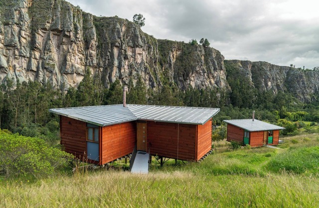 Cabaña Tyto Alba. Cozy wooden cabin for 4 people. Located in Suesca.