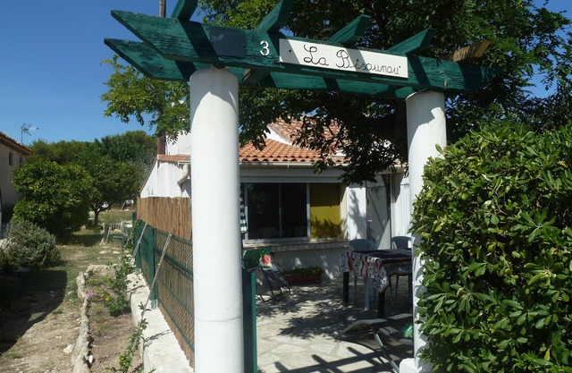 CABANON BORD DE MER NEAR FILMING CAMPING PARADIS