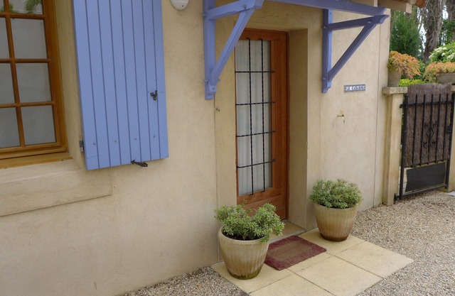 "Cabanon" - sleeps 2 self catering studio gite 10mins from Avignon!