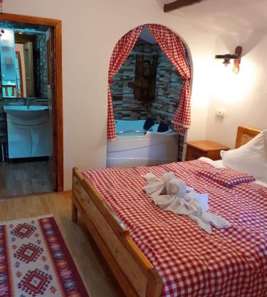 CABANUTE si CAMPING DRACULA