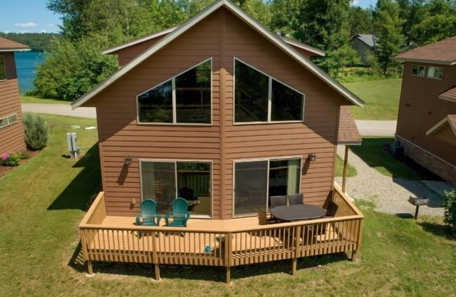Cabin 102 - Pet Friendly/Closed Loft/Modern, Clean, Comfortable