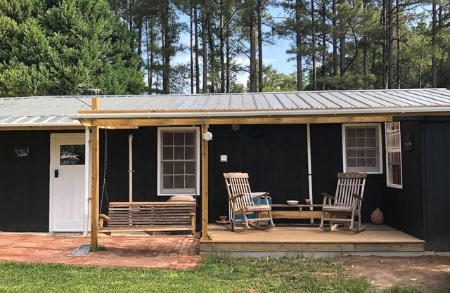 Cabin at Meadow Springs, lakes and walks on 51+acres in Warrenton GA