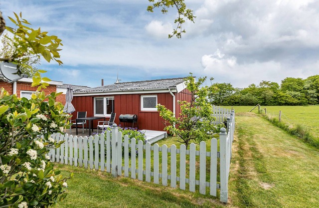 Cabin 'Bei Karin' with Private Terrace, Shared Garden and Wi-Fi