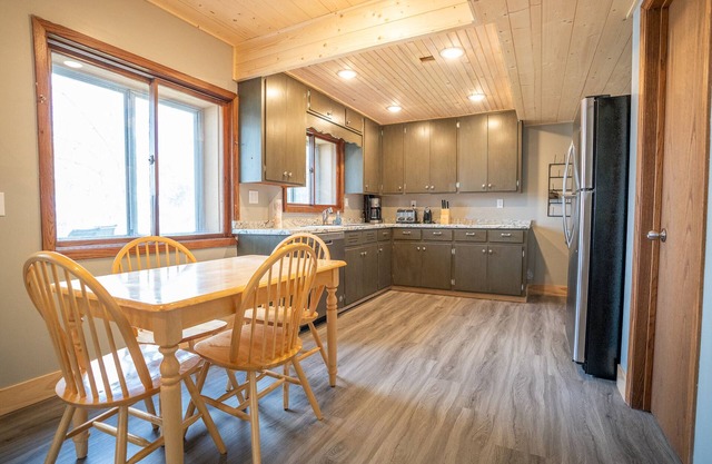 Cabin & Bunkhouse on Lake Alexander