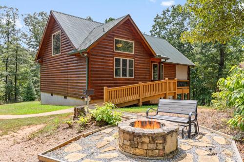 Cabin For Two Near Helen w Spa Amenities