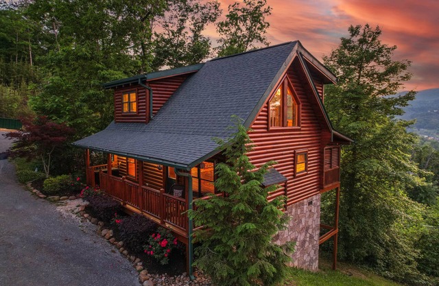 Cabin getaway w/mountain views, hot tub, king suites, a pool, and a jacuzzi tub