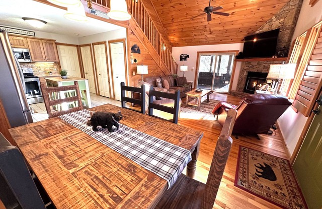 Cabin-Home Heat & AC, WiFi, Fireplace,Full Kitchen and much more