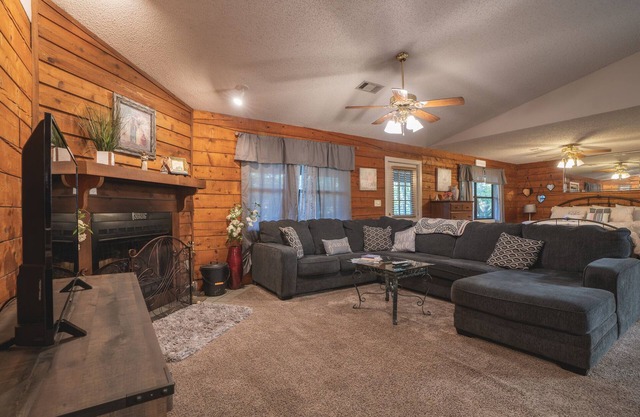 Cabin I at Safe Harbor Brady Mountain on Lake Ouachita!