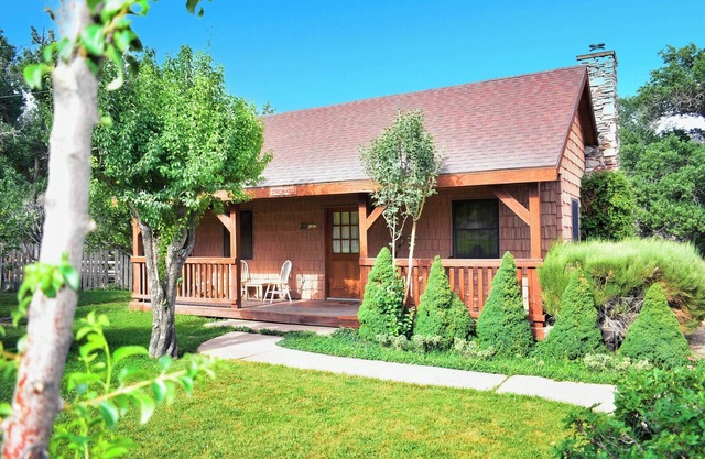 Cabin in Apple Orchard - Pool - Hot Tub -Farm -Breakfast -Quiet Side Zion -Bryce