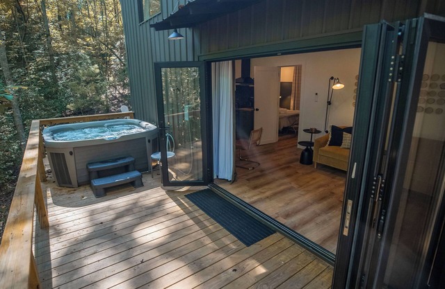 Cabin in Blue Ridge - Stylish 2-bedroom cabin with EV charger & outdoor movies