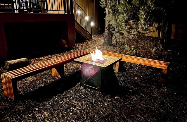 Cabin in pines! HotTub, King Beds, Fire Pit, Grill, pool table, Game Rm!