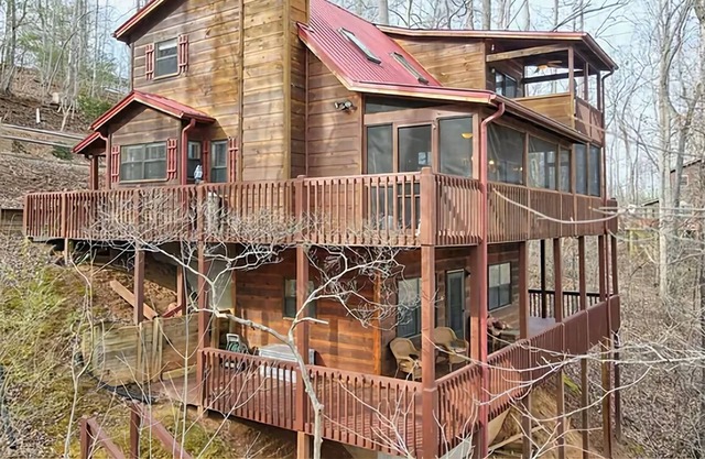 Cabin in Young Harris with creek, 5 min. from Lake Chatuge