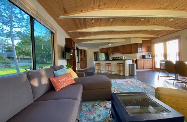 Cabin, Lakeside Historic Boathouse with Sand Beach & Volleyball, SUPER PRIVATE