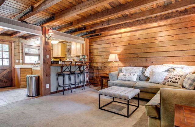 Cabin Near Franklin w/Fire Pit & Picnic Area
