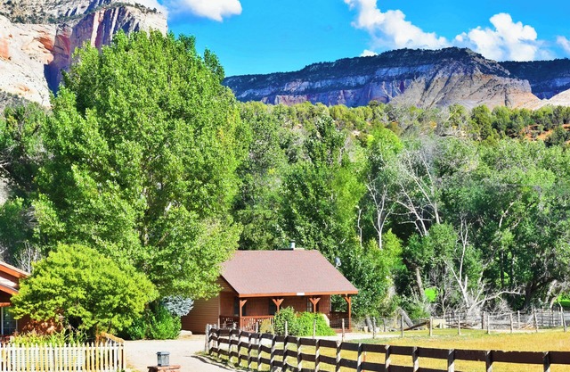 Cabin Near the Woods -Pool - Hot Tub -Breakfast -Quiet Side of Zion -Near Bryce